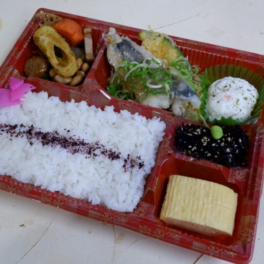 写真：骨なしサワラ唐揚げネギ塩ダレ弁当