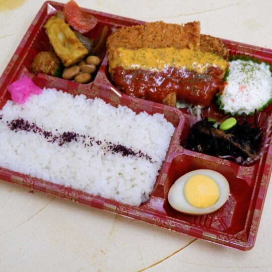 写真：とんかつトマトチーズ弁当