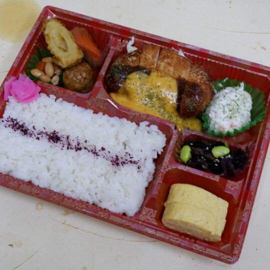 写真：とんかつデミチーズ弁当