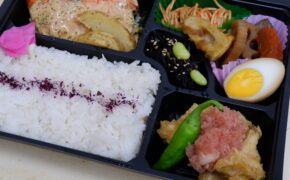 写真：骨なしサーモン味噌マヨ焼きととり天梅おろし弁当