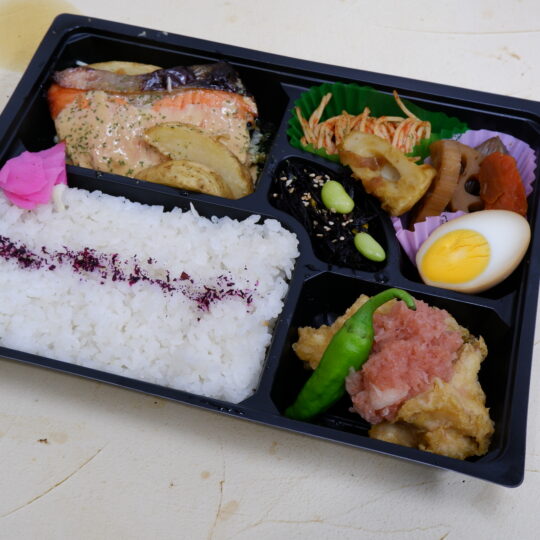 写真：骨なしサーモン味噌マヨ焼きととり天梅おろし弁当