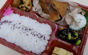 写真：赤魚と豆腐の煮付け弁当