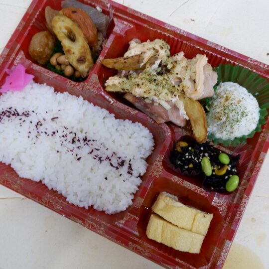 写真：鶏じゃが明太子チーズ焼き弁当
