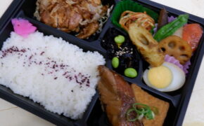 写真：鶏肉の梅照り焼きと赤魚と豆腐の煮つけ弁当