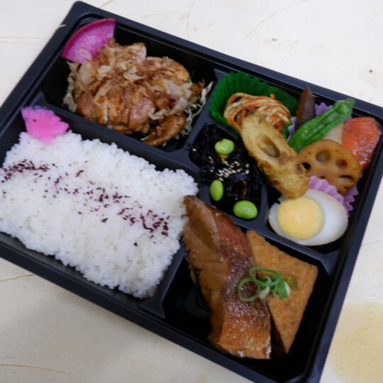 写真：鶏肉の梅照り焼きと赤魚と豆腐の煮つけ弁当