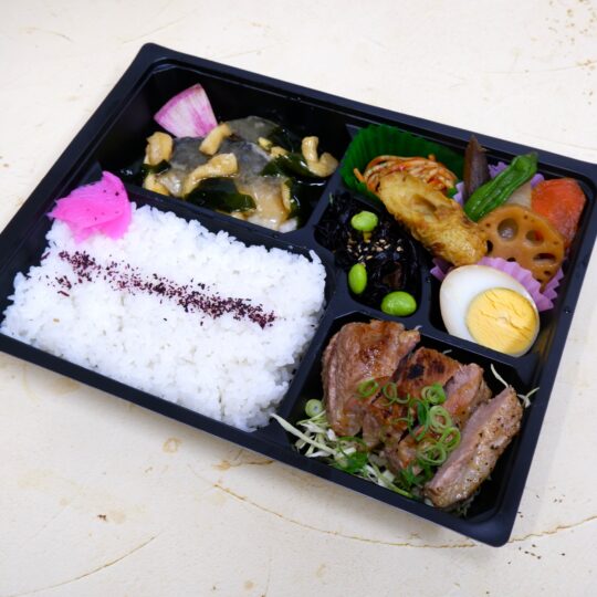 写真：サワラ和風あんかけと豚の西京焼き弁当