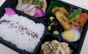 写真：ゆで豚ねぎ塩ソースと鶏じゃが明太子チーズ焼き弁当