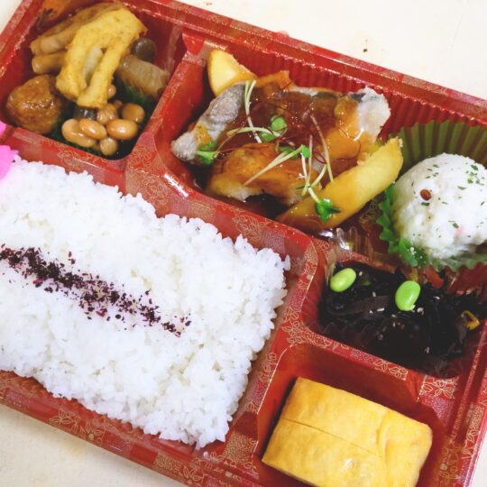 写真：骨なしタラ甘酢あんかけ弁当