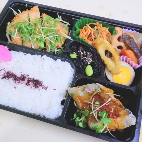写真：とんかつネギ塩だれと骨なしタラ甘酢あんかけ弁当