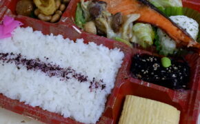 写真：骨なしサーモンちゃんちゃん焼き弁当