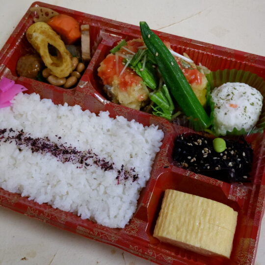 写真：鶏天梅肉あんかけ弁当
