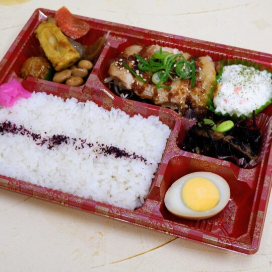 写真：チキンステーキおろしポン酢弁当