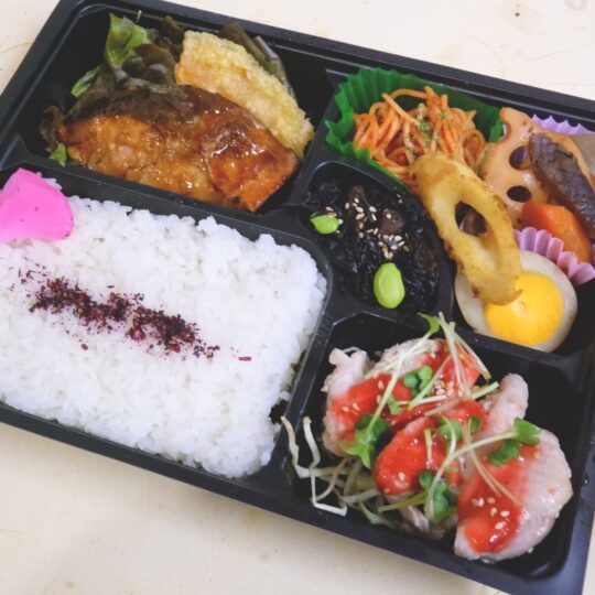 写真：骨なしブリの照り焼きとゆで鶏さっぱり梅ダレ弁当