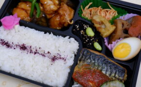 写真：鶏と茄子の黒酢炒めと骨なしサバのムニエルトマトソース弁当