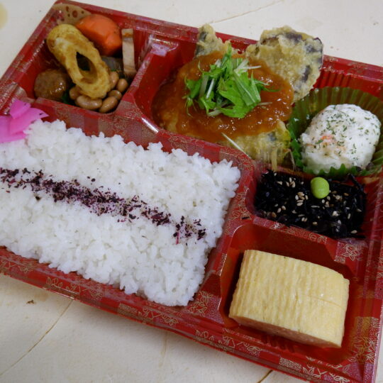 写真：骨なしブリ和風おろしあんかけ弁当