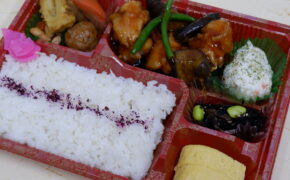 写真：鶏と茄子の黒酢炒め弁当