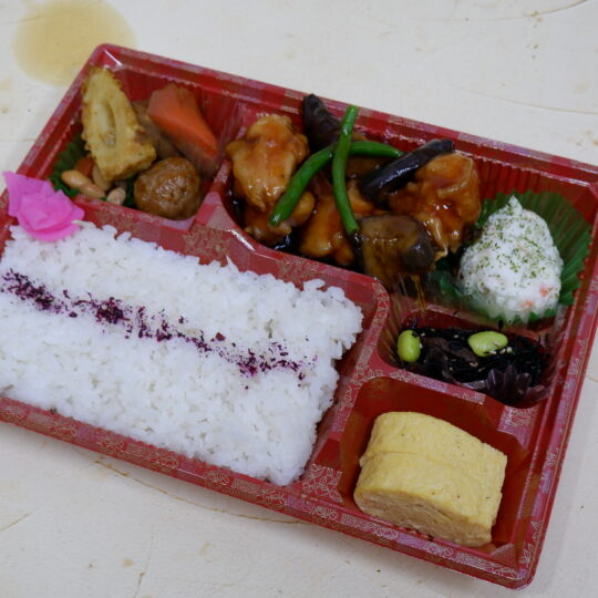 写真：鶏と茄子の黒酢炒め弁当