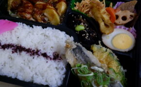 写真：チキンバーベキューソースと骨なしサワラ唐揚げネギ塩ダレ弁当