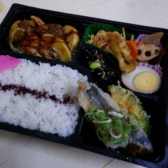写真：チキンバーベキューソースと骨なしサワラ唐揚げネギ塩ダレ弁当