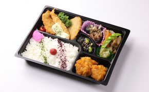 写真：Wメインの弁当『ミックスフライと鶏のチリソース』