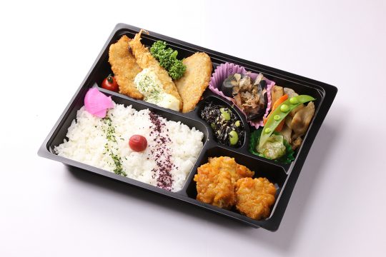 Wメインの弁当『ミックスフライと鶏のチリソース』