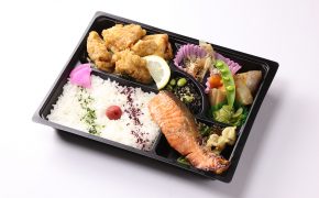 写真：Wメインの弁当『鶏の唐揚げとサーモン漬け焼き』