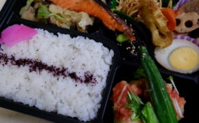 写真：骨なしサーモンちゃんちゃん焼き鶏天梅肉あんかけ弁当