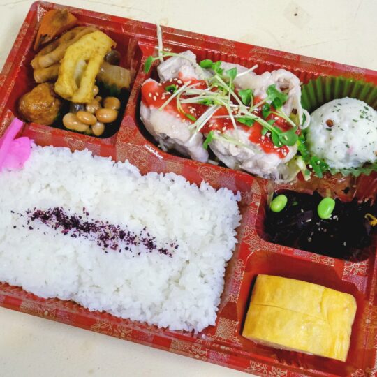 写真：ゆで鶏さっぱり梅ダレ弁当