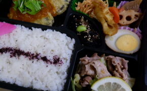 写真：骨なしブリ和風おろしあんかけと豚肉塩レモン炒め弁当