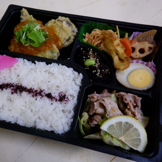 写真：骨なしブリ和風おろしあんかけと豚肉塩レモン炒め弁当