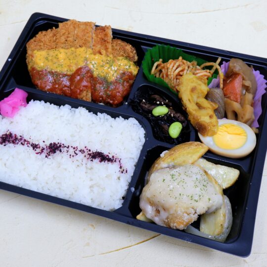 写真：とんかつトマトチーズと骨なしタラクリームソース弁当