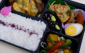 写真：とんかつデミチーズとアジの中華あんかけ弁当