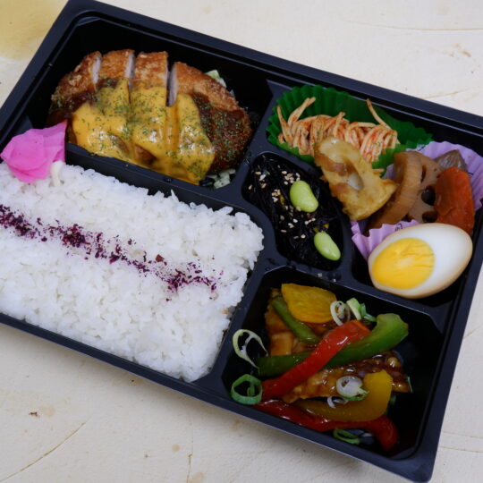写真：とんかつデミチーズとアジの中華あんかけ弁当