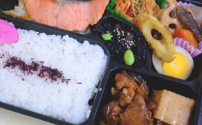 写真：骨なしサーモン和風バターソテーと鶏のすき焼き弁当