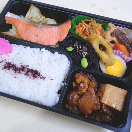 写真：骨なしサーモン和風バターソテーと鶏のすき焼き弁当